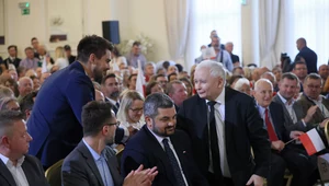 Krzysztof Sobolewski (w środku) na spotkaniu mieszkańców Sochaczewa z prezesem PiS, Jarosławem Kaczyńskim