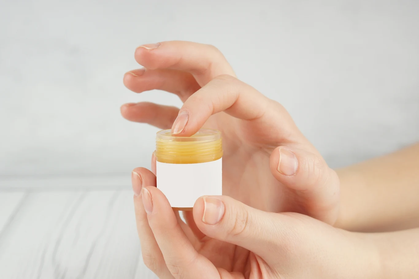 Lanolina jest uznawana za substancję hipoalergiczną, więc nadaję się także do stosowania u dzieci