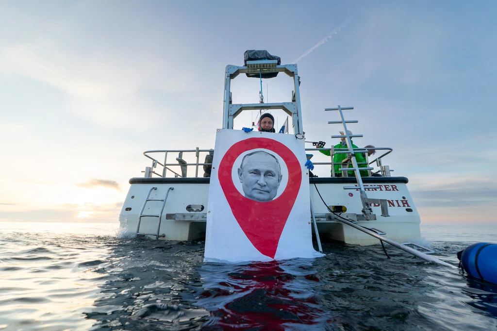 "Gazociągiem  Nord Stream 1 dzień i noc płynie gaz, którego sprzedaż przynosi Federacji Rosyjskiej ogromne zyski. Te pieniądze zasilają armię Putina" - wskazują aktywiści