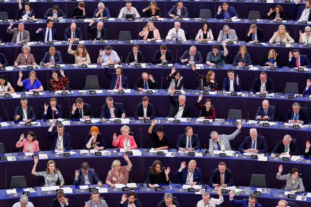 Europosłowie krytykują przyjęcie przez KE polskiego KPO Europosłowie krytykują przyjęcie przez KE polskiego KPO