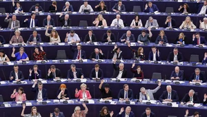 Europosłowie krytykują przyjęcie przez KE polskiego KPO