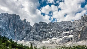 Niemiecki alpinista został przysypany głazami w górach