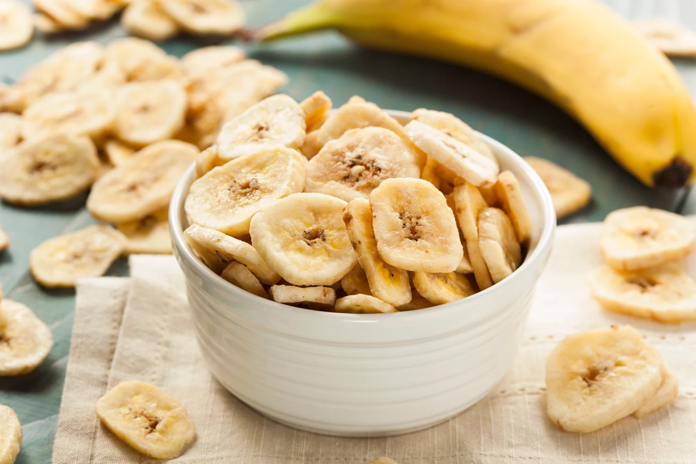 Kaloryczność chipsów bananowych to aż 519 kcal w 100 gramach, co można porównać do pączka z lukrem XXL