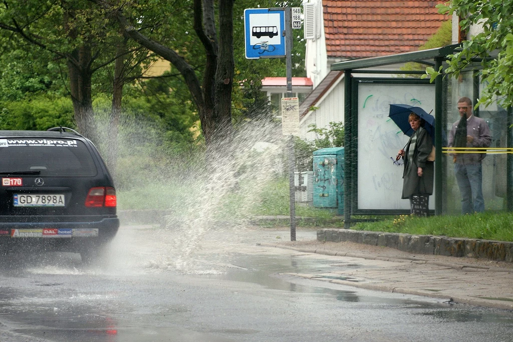 Mandat za ochlapanie przechodnia - mit czy prawda?