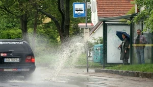 Lepiej szerokim łukiem omijać kałuże. Chodzi o zapis w taryfikatorze mandatów