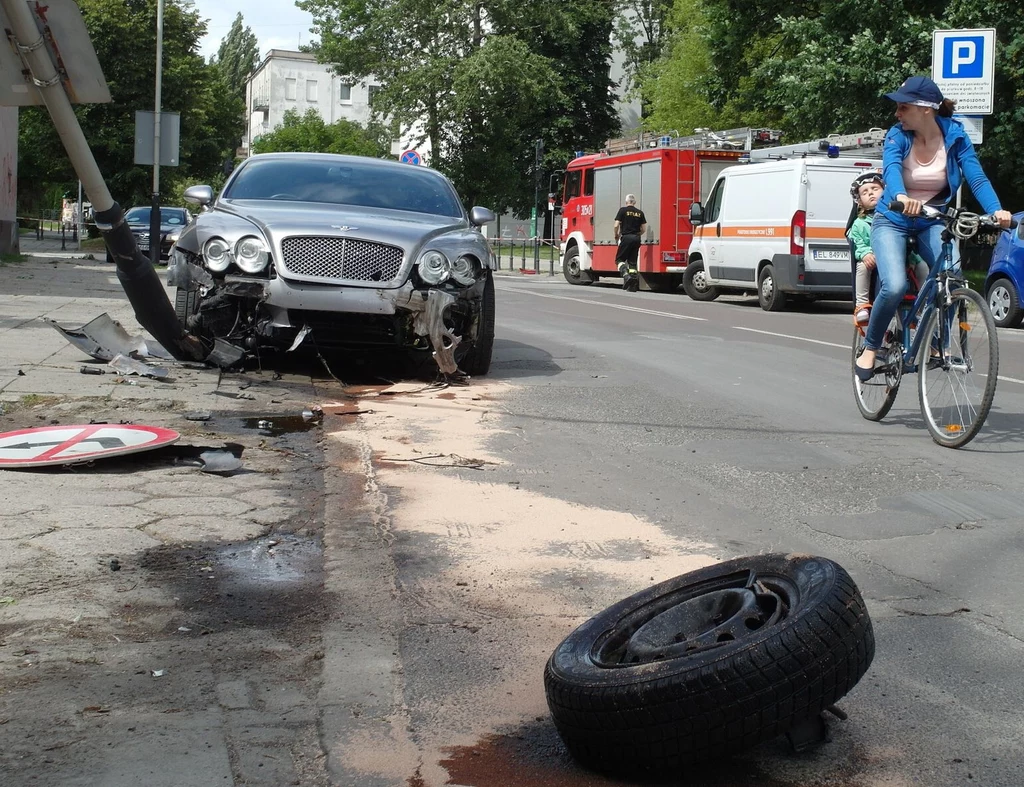 Kierowca tego Bentleya "uciekał" przed innym, który wymusiuł pierwszeńśtwo. Naprawa pochłonie dziesiątki tysięcy złotych. OC chroni przed takimi sytuacjami 