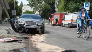 Kierowca tego Bentleya "uciekał" przed innym, który wymusiuł pierwszeńśtwo. Naprawa pochłonie dziesiątki tysięcy złotych. OC chroni przed takimi sytuacjami 