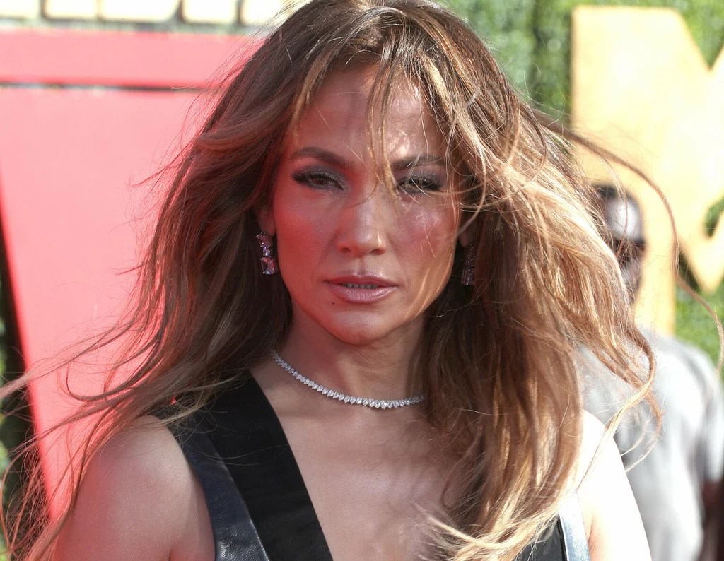 Jennifer Lopez pozuje w mocno wyciętym body. Strój eksponuje jej perfekcyjną figurę