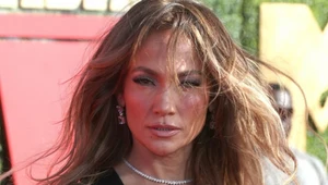 Jennifer Lopez zachwyca figurą w obcisłym kombinezonie. Ikona stylu?