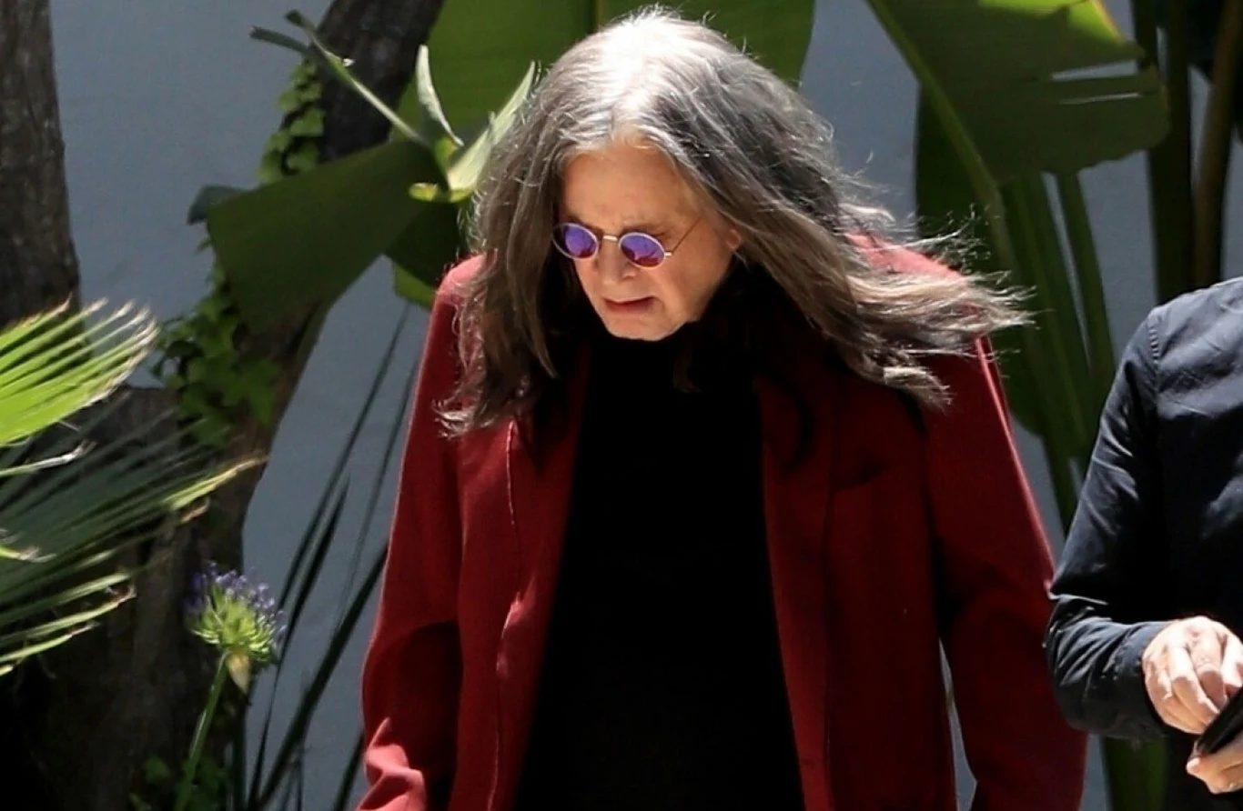 Ozzy Osbourne porusza się o lasce Ozzy Osbourne porusza się o lasce