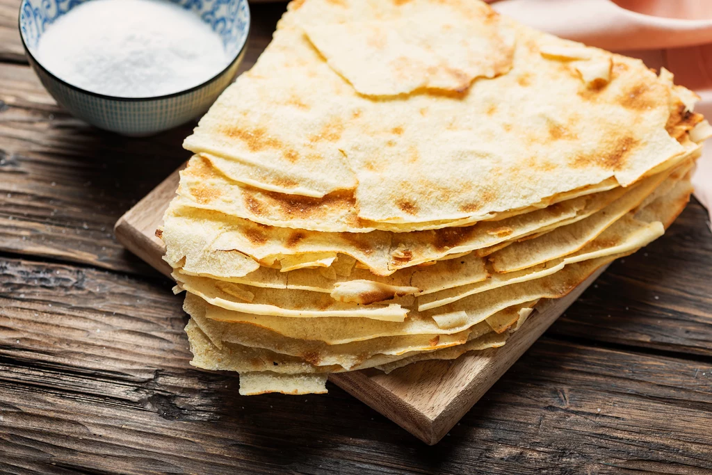 Pane carasau to prymitywny sardyński chlebek. Doskonały z sosem pomidorowym lub jako dodatek do dań gorących