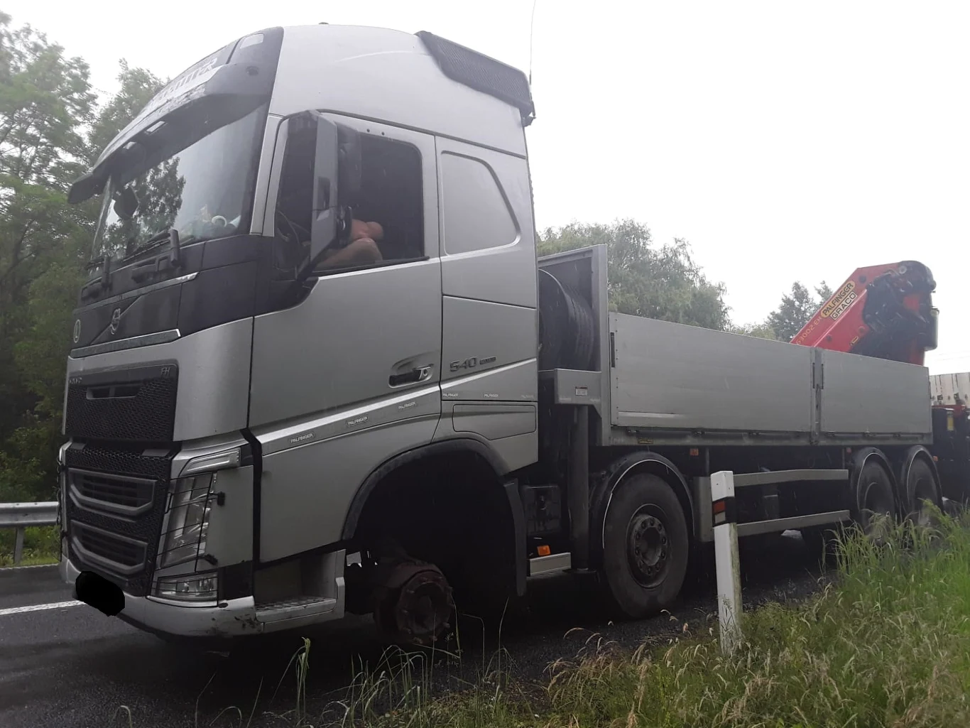 Kierowca siedział wprost nad brakującym kołem / fot. czeska policja