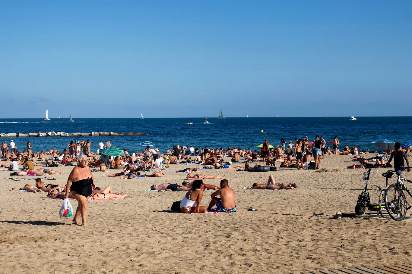 Plażowanie bez odpowiedniej ochrony przeciwsłonecznej jest niebezpieczne Plażowanie bez odpowiedniej ochrony przeciwsłonecznej jest niebezpieczne