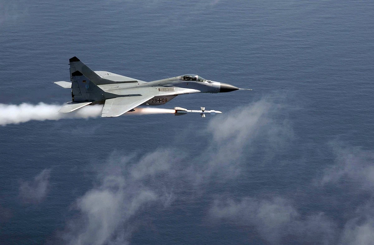 Rakieta R-27 wystrzeliwana przez samolot MiG-29 Rakieta R-27 wystrzeliwana przez samolot MiG-29