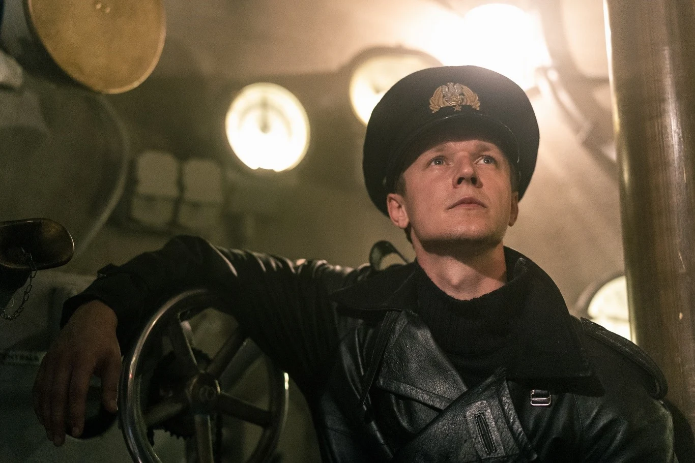 W tej sytuacji jedna błędna decyzja czy też wzajemna rywalizacja oficerów mogą sprawić, że wszystkie tajemnice "Orła" zostaną na zawsze pogrzebane w morskich głębinach. To, co wydarzy się w nadchodzących dniach, napisze dramatyczną historię jednostki i rzuci nowe światło na zagadkową, ostatnią misję najsłynniejszego z polskich okrętów.