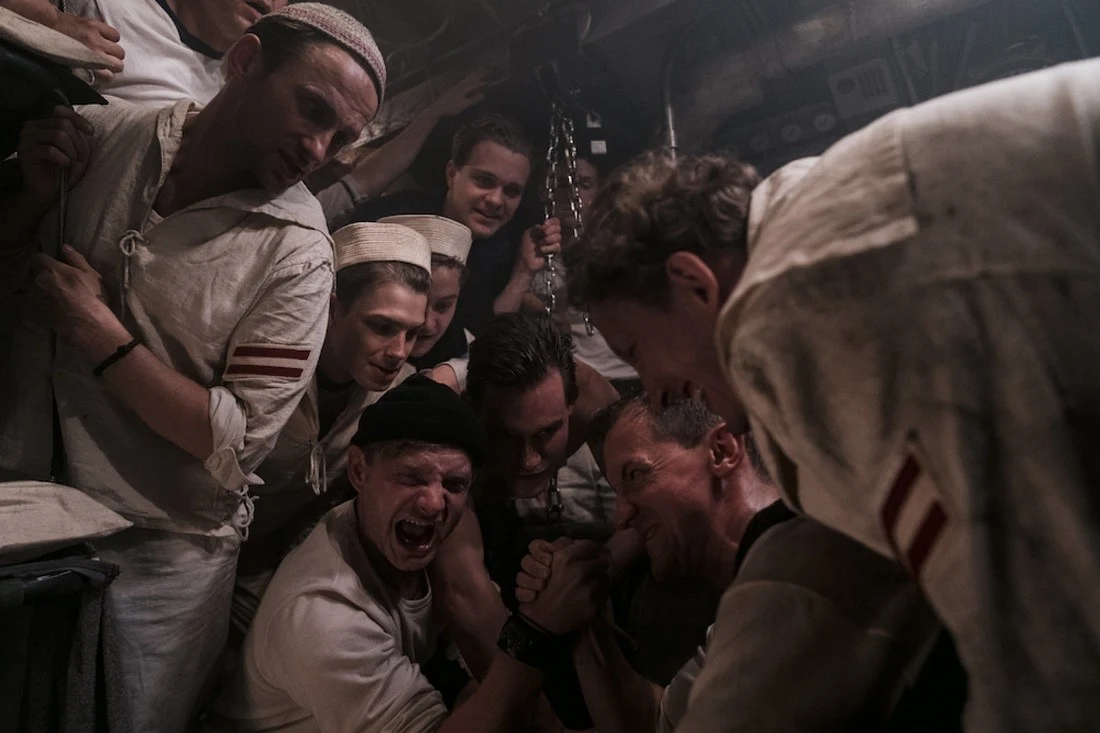 Teraz staje przed tajemniczą i niebezpieczną misją, w trakcie której będzie musiała zmierzyć się z nie tylko z zagrożeniem w postaci min podwodnych, bomb głębinowych, wrogich okrętów i patrolujących teren samolotów, ale również z coraz bardziej napiętą atmosferą na pokładzie.