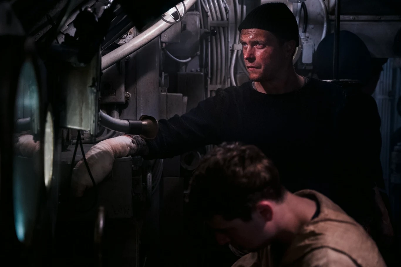 Jest rok 1940. Gdy na plażach Dunkierki trwa gorączkowa ewakuacja alianckich żołnierzy, pod powierzchnią morza sunie supernowoczesny polski okręt podwodny ORP "Orzeł". Doskonale wyszkolona załoga ma na swoim koncie spektakularne sukcesy, w tym brawurową ucieczkę z Tallina i zatopienie niemieckiego transportowca "Rio De Janeiro".