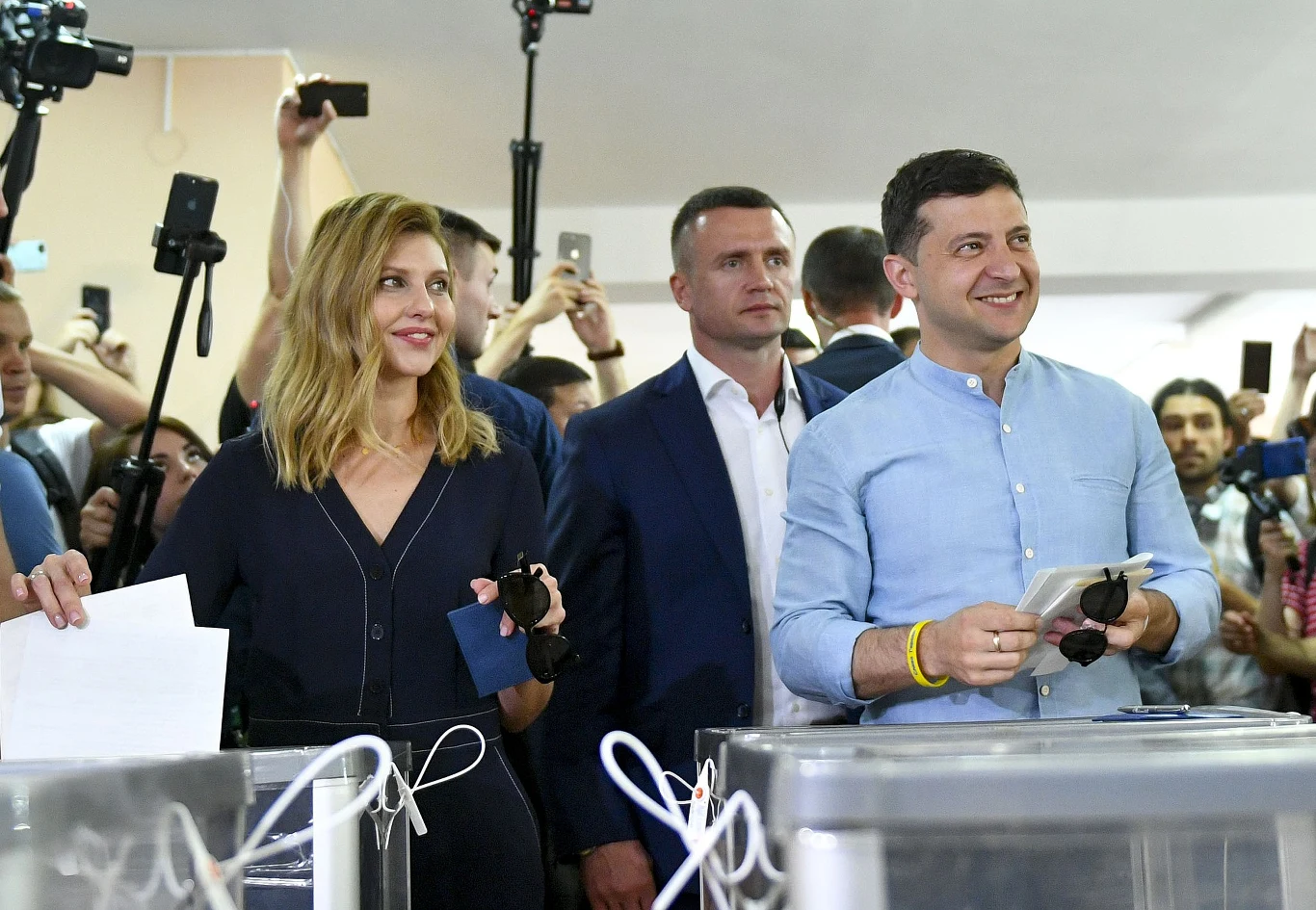 Zełenski wraz z żoną oddają głos w wyborach Zełenski wraz z żoną oddają głos w wyborach