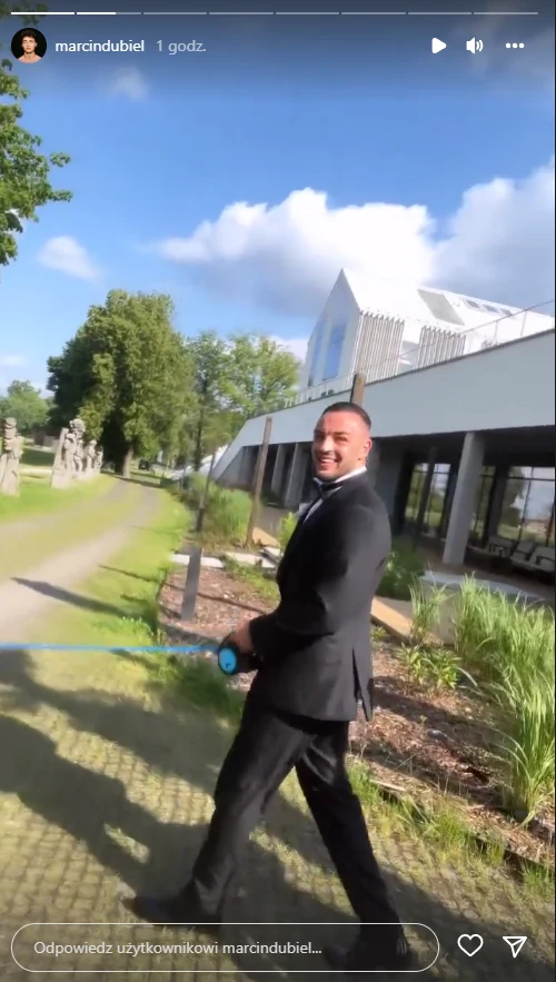 Ślub Karoliny Pisarek, Roger Salla przed ceremonią wyszedł z psem na spacer Ślub Karoliny Pisarek, Roger Salla przed ceremonią wyszedł z psem na spacer