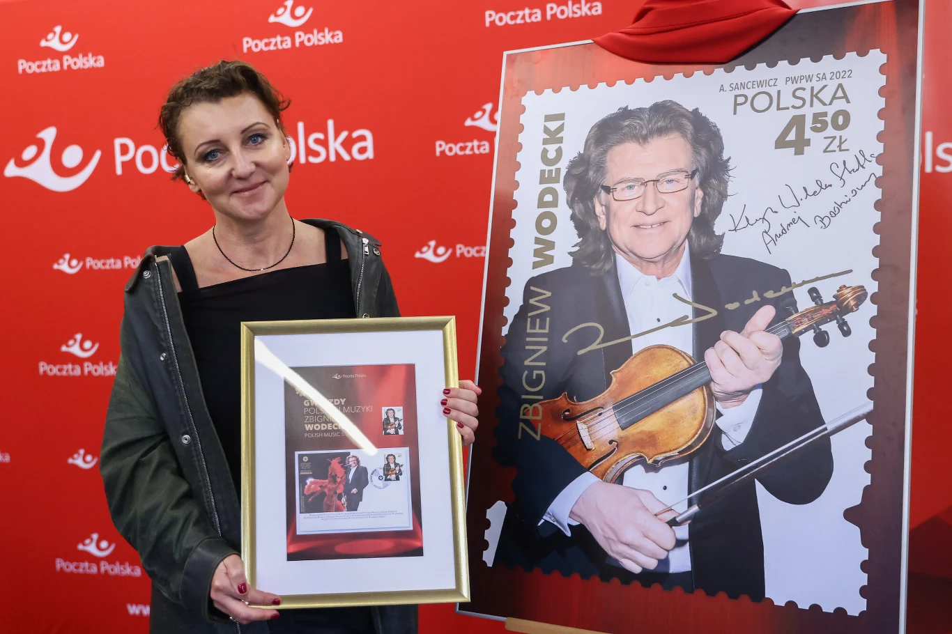 Kasia Wodecka-Stubbs ze znaczkiem przedstawiającym Zbigniewa Wodeckiego Kasia Wodecka-Stubbs ze znaczkiem przedstawiającym Zbigniewa Wodeckiego