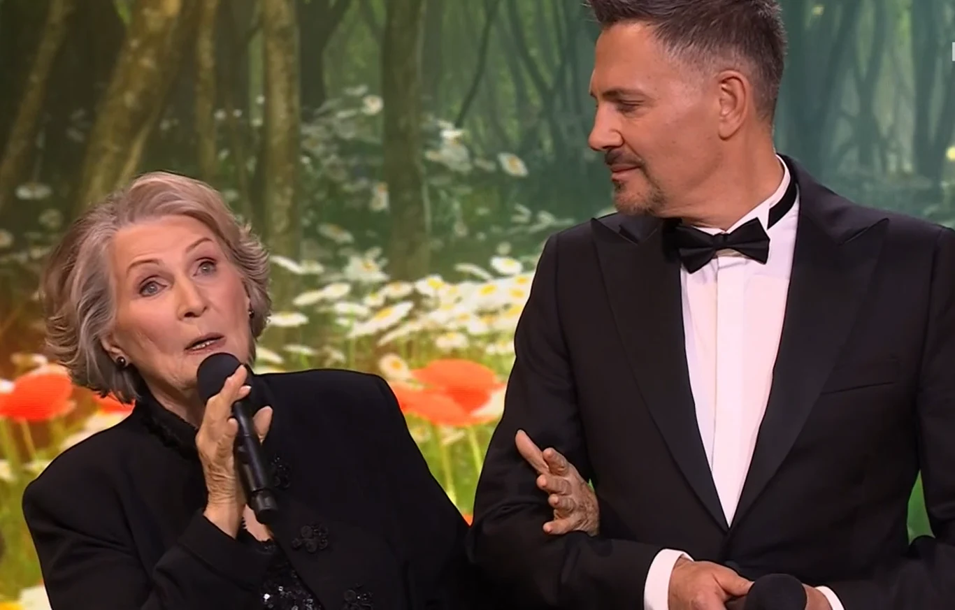 Irena Santor na scenie z Krzysztofem Ibiszem podczas koncertu "Uroczysty Wodecki" Irena Santor na scenie z Krzysztofem Ibiszem podczas koncertu "Uroczysty Wodecki"