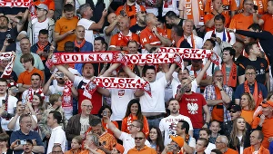 Wpadka organizatorów na meczu Holandia - Polska. Kibice zareagowali od razu