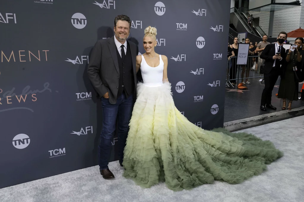 Kilka dni temu Gwen i Blake pojawili się na gali rozdania nagród AFI Life Achievement Award. 52-letnia wokalistka zaprezentowała się na imprezie w długiej, zielono-białej sukni, utrzymanej w stylu "Jeziora łabędziego". Dopełnieniem stylizacji był wysoko uwiązany kok i mocny makijaż. Kilka dni temu Gwen i Blake pojawili się na gali rozdania nagród AFI Life Achievement Award. 52-letnia wokalistka zaprezentowała się na imprezie w długiej, zielono-białej sukni, utrzymanej w stylu "Jeziora łabędziego". Dopełnieniem stylizacji był wysoko uwiązany kok i mocny makijaż.
