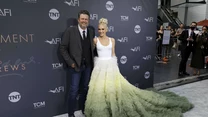 Kilka dni temu Gwen i Blake pojawili się na gali rozdania nagród AFI Life Achievement Award. 52-letnia wokalistka zaprezentowała się na imprezie w długiej, zielono-białej sukni, utrzymanej w stylu "Jeziora łabędziego". 

Dopełnieniem stylizacji był wysoko uwiązany kok i mocny makijaż. 