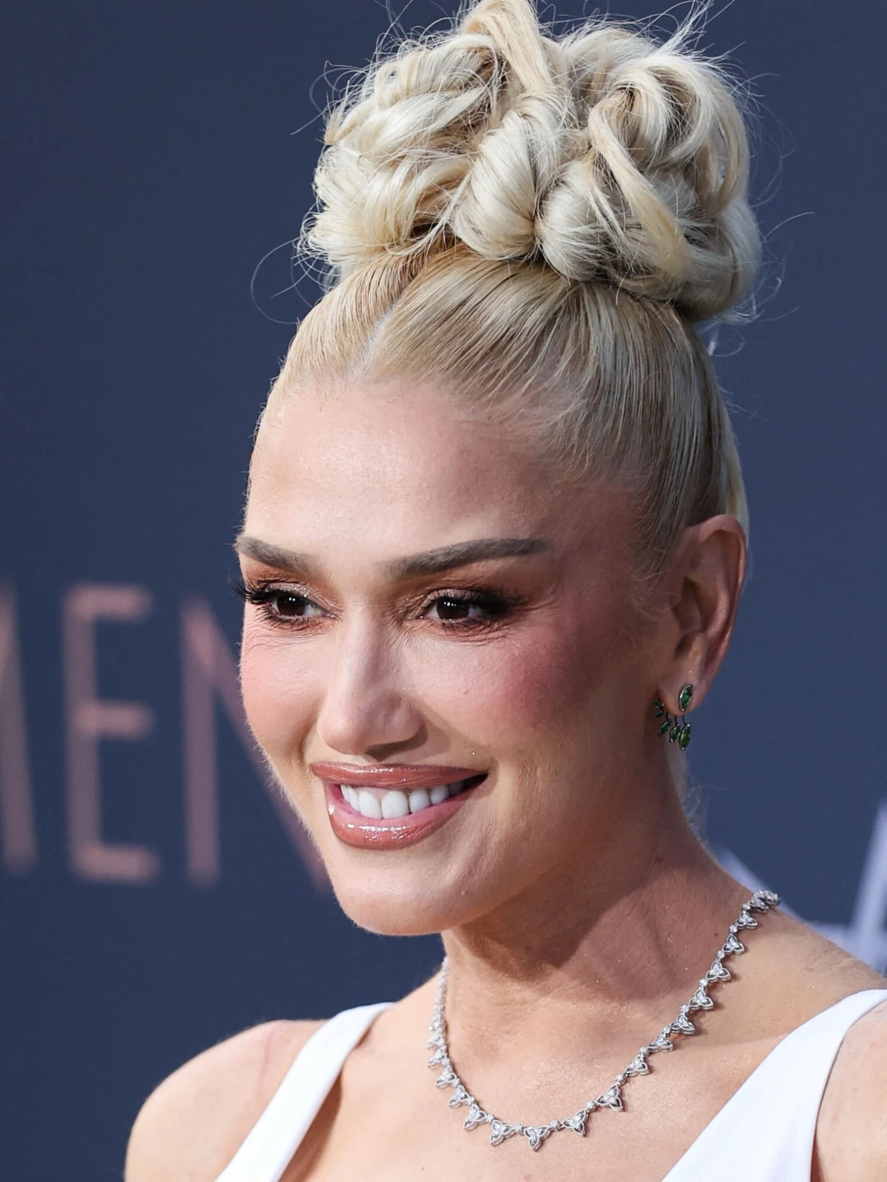 Gwen Stefani skończy w tym roku 53 lata, ale wciąż zachwyca młodym wyglądem. Jakiś czas temu wokalistka zdradziła fanom sekret swojej urody i perfekcyjnej figury. Gwiazda przyznała, że nad swoją niesamowitą formą musi ciężko pracować, ma bowiem spore skłonności do tycia i jej sylwetka to efekt katorżniczych treningów i ścisłej diety. Gwen Stefani stawia na codzienny trening siłowy, zdrową, wegańską dietę, ćwiczenia fitness oraz jogging. W jednym z wywiadów przyznała, że nie ma dróg na skróty: - Musisz po prostu jeść zdrowo, ćwiczyć i torturować się! Ćwiczenia służą bardziej mojemu mózgowi niż ciału - zdradziła. Gwen Stefani skończy w tym roku 53 lata, ale wciąż zachwyca młodym wyglądem. Jakiś czas temu wokalistka zdradziła fanom sekret swojej urody i perfekcyjnej figury. Gwiazda przyznała, że nad swoją niesamowitą formą musi ciężko pracować, ma bowiem spore skłonności do tycia i jej sylwetka to efekt katorżniczych treningów i ścisłej diety. Gwen Stefani stawia na codzienny trening siłowy, zdrową, wegańską dietę, ćwiczenia fitness oraz jogging. W jednym z wywiadów przyznała, że nie ma dróg na skróty: - Musisz po prostu jeść zdrowo, ćwiczyć i torturować się! Ćwiczenia służą bardziej mojemu mózgowi niż ciału - zdradziła.
