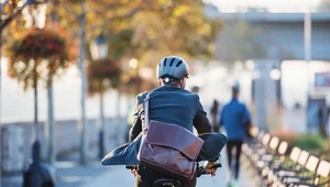 Lekarze alarmują: Na rowerze lepiej jeździć w kasku