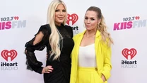 Jennie Garth i Tori Spelling zaprzyjaźniły się na planie kultowego serialu "Beverly Hills 90210". Aktorki wciąż spędzają ze sobą mnóstwo czasu, a kilka dni temu pojawiły się na imprezie iHeart Radio KIIS FM. 

Tori Spelling zdecydowała się na krótką, czarną sukienkę, do której dobrała zielone buty na dużej koturnie. Jednak to stylizacja Jennie zachwyciła zgromadzonych gości i fanów obu aktorek. 