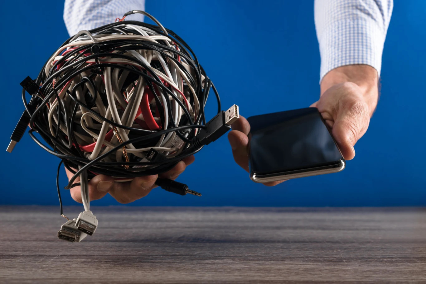 Powszechny problem w każdym domu, czyli plątanina różnych kabli, może już wkrótce odejść w niepamięć. Na dodatek przy zakupie nowych urządzeń będziemy mogli wybrać zestaw bez kolejnego, niepotrzebnego kabla Powszechny problem w każdym domu, czyli plątanina różnych kabli, może już wkrótce odejść w niepamięć. Na dodatek przy zakupie nowych urządzeń będziemy mogli wybrać zestaw bez kolejnego, niepotrzebnego kabla