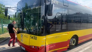 Autobus po kolizji. Gdyby kierowca skręcił odrobinę szybciej doszłoby do tragedii / Fot: MPK Wrocław