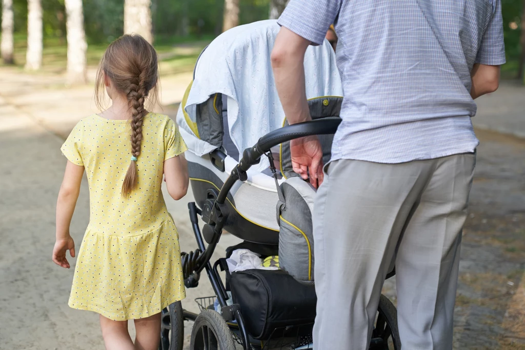 Wielu rodziców chce ochronić swoje pociechy, nakrywając wózek pieluszką