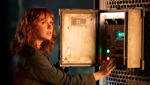 Bryce Dallas Howard w scenie z filmu "Jurassic World: Dominion"