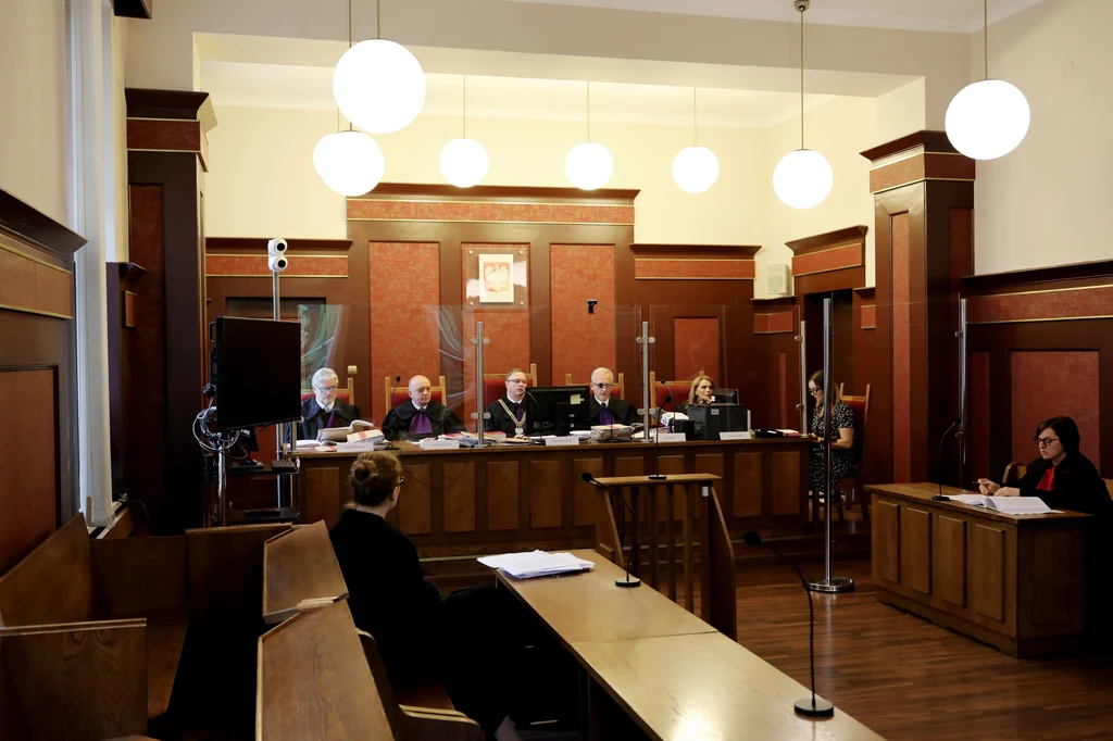 Sędziowie (od lewej): Michał Marzec, Grzegorz Wątroba, Wojciech Paluch, Piotr Mika i Iwona Hyła oraz prokurator Małgorzata Moś-Brachowska (P) na sali rozpraw Sądu Apelacyjnego w Katowicach
