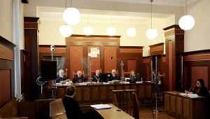 Sędziowie (od lewej): Michał Marzec, Grzegorz Wątroba, Wojciech Paluch, Piotr Mika i Iwona Hyła oraz prokurator Małgorzata Moś-Brachowska (P) na sali rozpraw Sądu Apelacyjnego w Katowicach