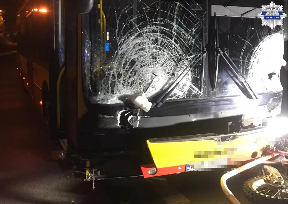 Motocyklista czołowo zderzył się z autobusem Motocyklista czołowo zderzył się z autobusem