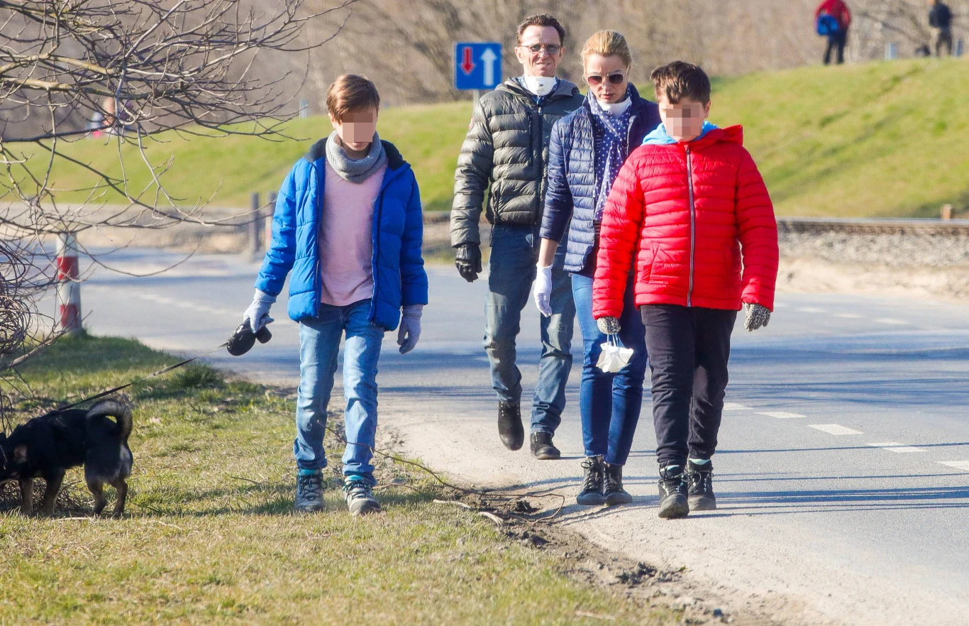 Joanna Brodzik i Paweł Wilczak z synami Joanna Brodzik i Paweł Wilczak z synami