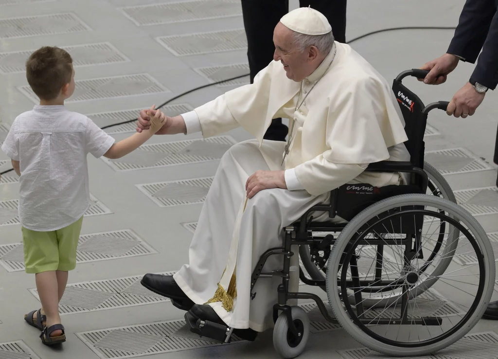 Papież Franciszek wita się z dzieckiem podczas audiencję z włoską Granatieri di Sardegna w Watykanie Papież Franciszek wita się z dzieckiem podczas audiencję z włoską Granatieri di Sardegna w Watykanie
