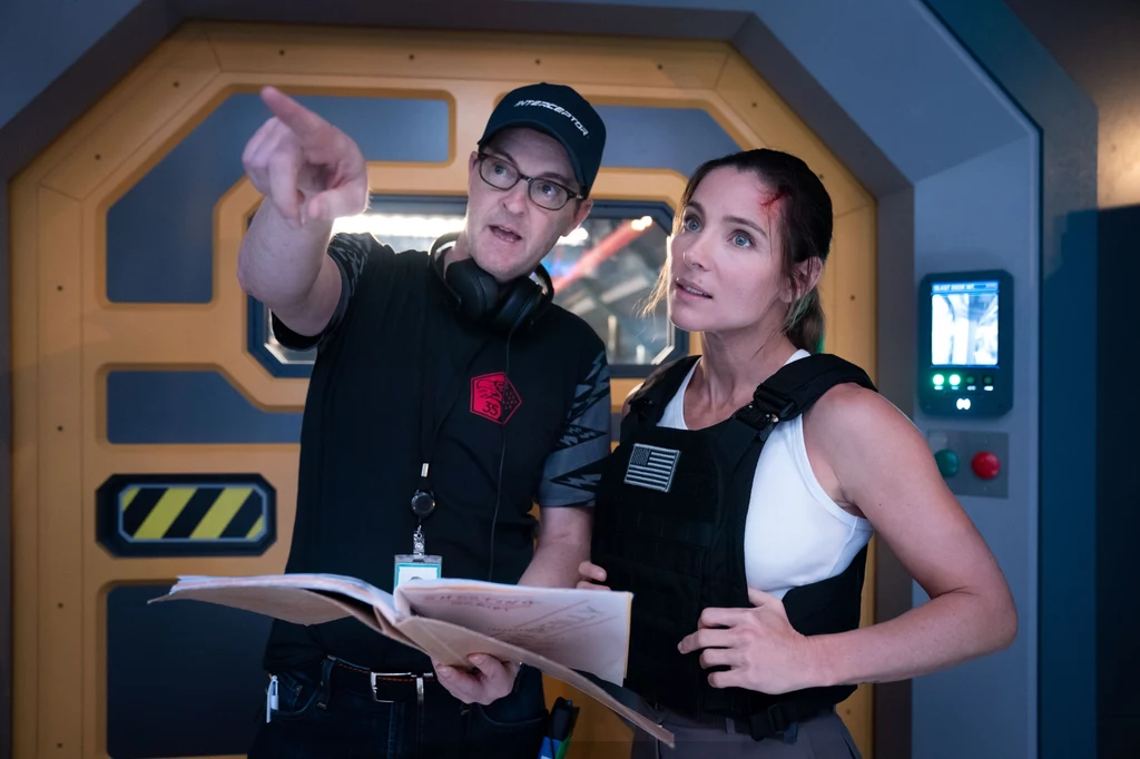 Reżyser Matthew Reilly i Elsa Pataky na planie filmu "Przechwycenie"