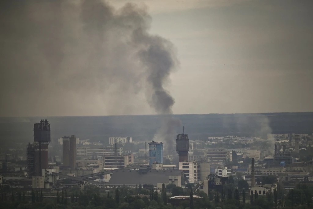 Kłęby dymu nad Siewierodonieckiem w poniedziałek Kłęby dymu nad Siewierodonieckiem w poniedziałek