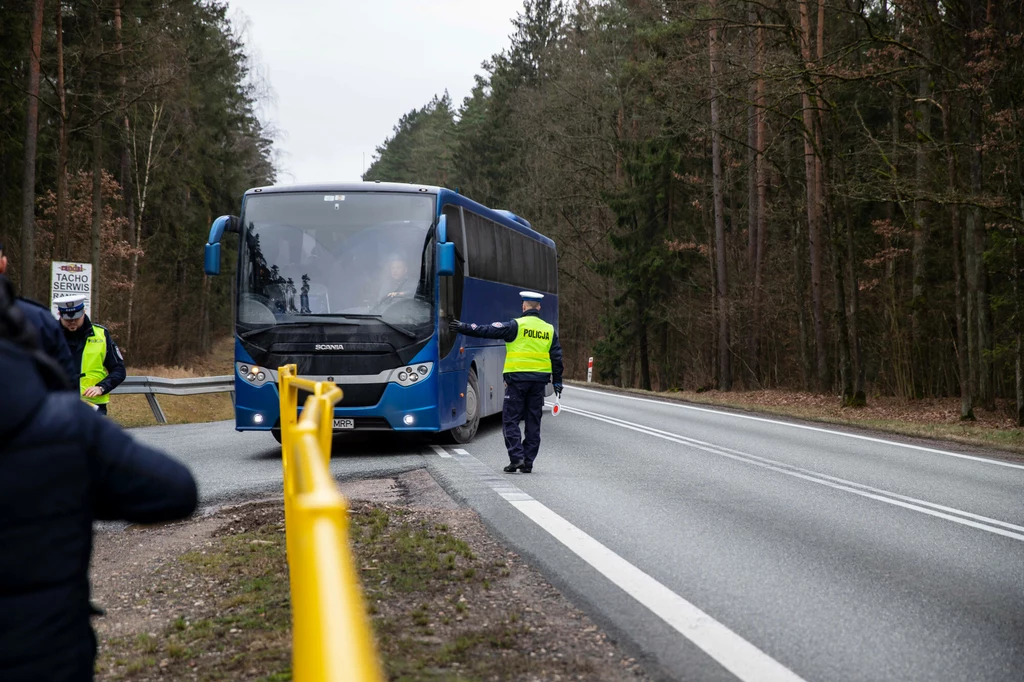 Policja kontroluje autokar; zdj. ilustracyjne Policja kontroluje autokar; zdj. ilustracyjne
