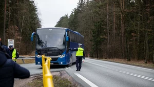 Policja kontroluje autokar; zdj. ilustracyjne 