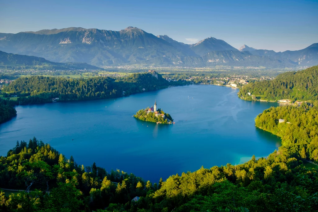 Jezioro Bled leży w zagłębieniu tektonicznym w Alpach Julijskich