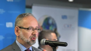 Minister zdrowia Adam Niedzielski podczas konferencji prasowej w Łodzi
