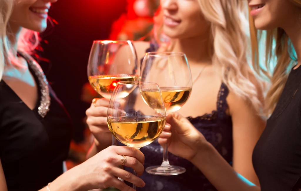 Prawie 80 proc. kobiet w naszym kraju sięga po alkohol. Po jakie trunki najczęściej sięgają Polki?
