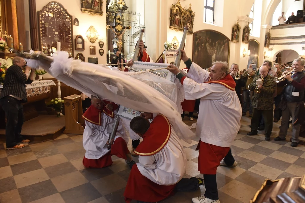 Pokłon feretronów jednych bawi, innych szokuje. A ten kaszubski zwyczaj ma już ponad 300 lat!