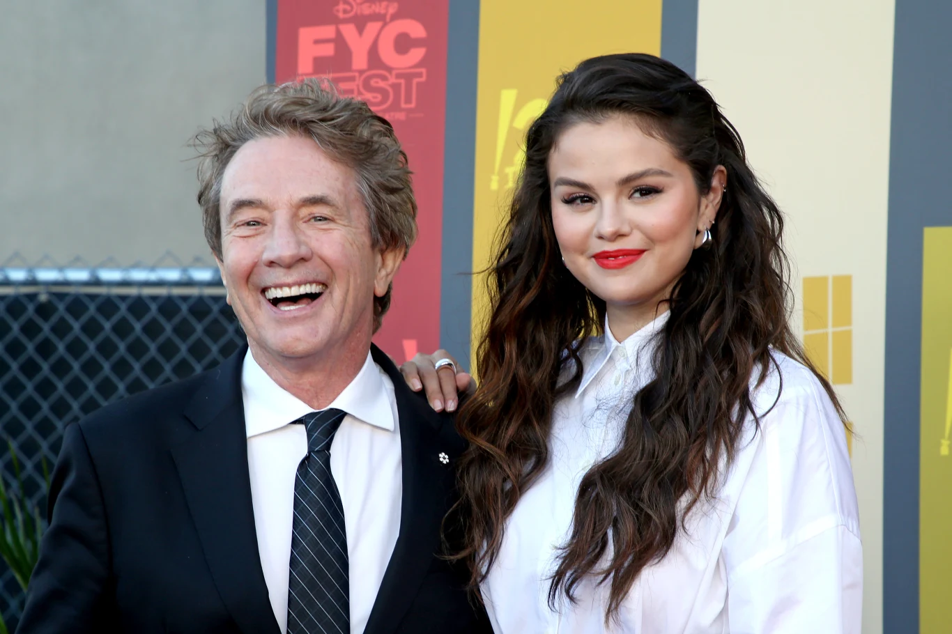 Martin Short i Selena Gomez reklamują serialu "Zbrodnie po sąsiedzku"