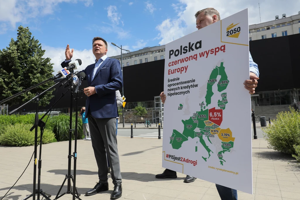 Lider Ruchu Polska 2050 Szymon Hołownia przed siedzibą NBP w Warszawie. Konferencja dot. wstąpienia do strefy euro. Lider Ruchu Polska 2050 Szymon Hołownia przed siedzibą NBP w Warszawie. Konferencja dot. wstąpienia do strefy euro.